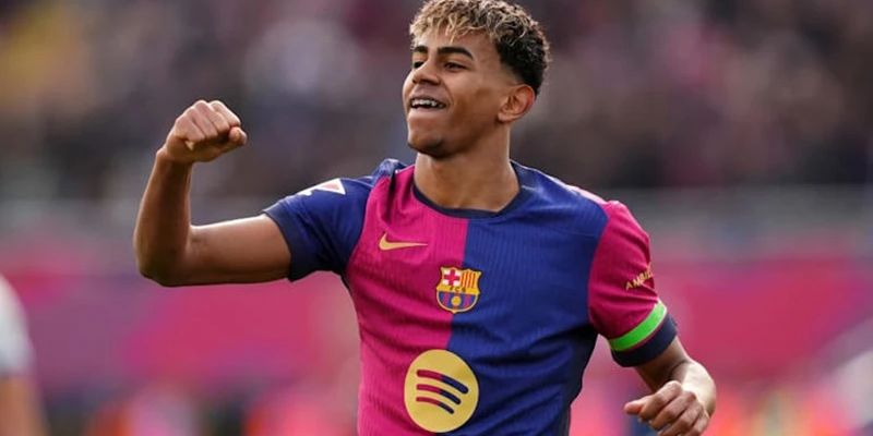 Lamine Yamal Với Messi & Ronaldo Ở Tuổi 17 – Ai Xuất Sắc Hơn? 7 Yamal đang cho thấy được sự tự tin rất lớn của mình